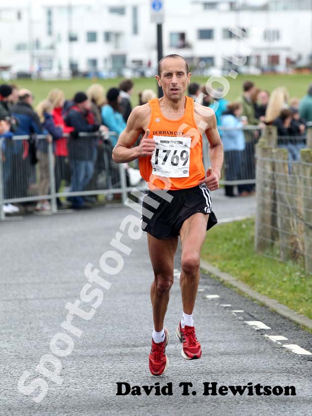 Ian Crampton (Durham City) in the North Tyneside 10k Road Race from North Shields to Whitley Bay.